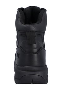 Zwarte leren enkellaarsjes met een gestructureerd oppervlak, gevoerde kraag en een achterste trekus. Voorzien van een duurzame zool en contrasterende stiksels als accent.