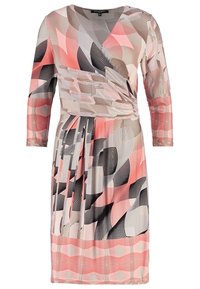 Sukienka typu wrap z długimi rękawami w różowe, beżowe i czarne geometryczne wzory. Wykonana z gładkiego materiału; posiada marszczoną talię i zwiewny doł.