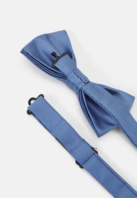 Blauer Satin-Fliege mit gefaltetem Design und schwarzer Hardware. Verstellbarer Riemen aus passendem Stoff, glatte Textur und gleichmäßige Farbe.