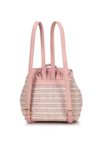 Růžová taška vyrobená z texturovaného tkaného materiálu s hladkými, odpovídajícími koženými akcenty. Dvojité ramenní popruhy a kulatý tvar.