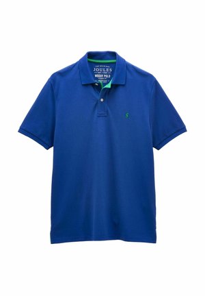 Blå polo med korte ærmer og to knapper, grønt logo på brystet og grønt inderkravedetalje, størrelse medium.