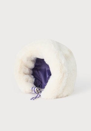 Bonnet d'hiver blanc et duveteux avec une doublure en satin violet et un lien rayé violet et blanc à l'ouverture.