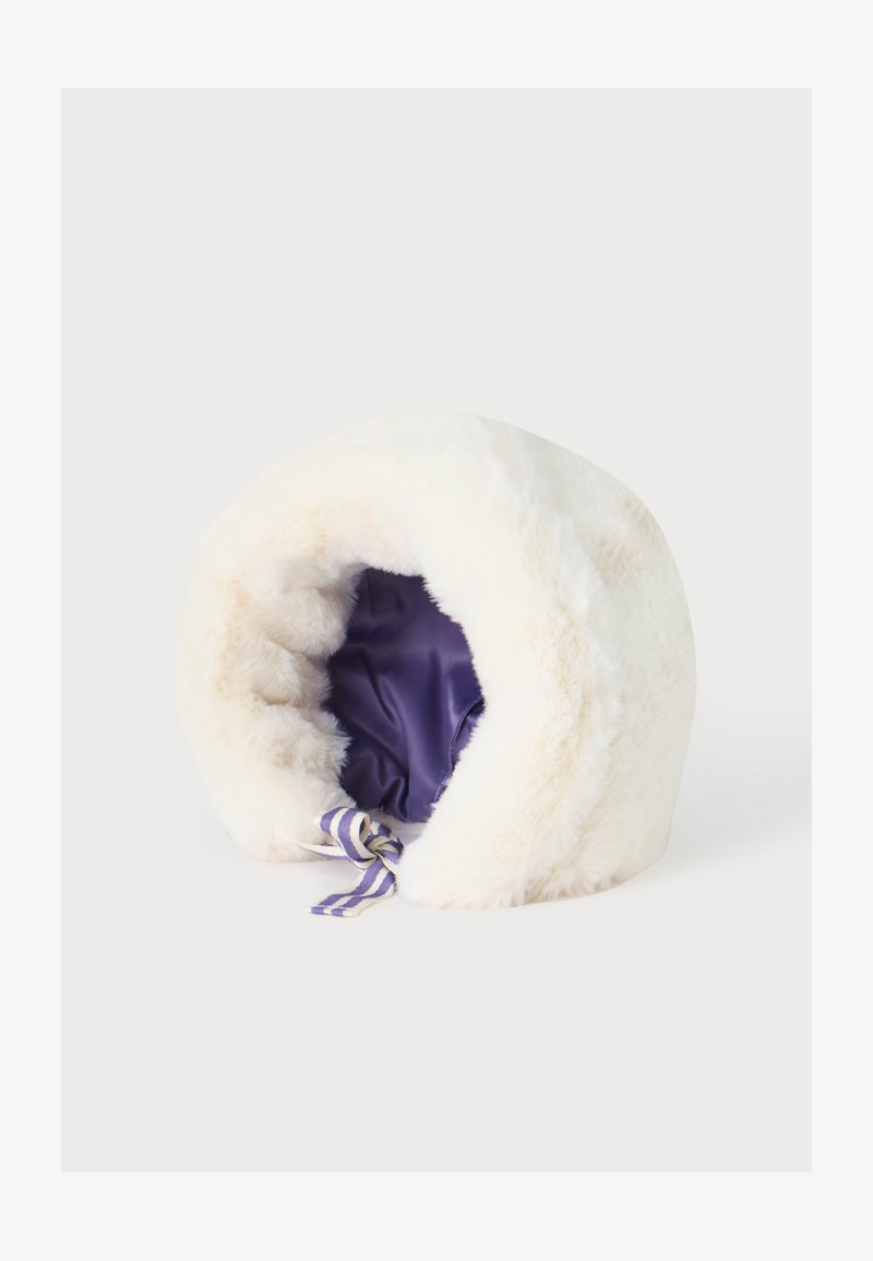 Bonnet d'hiver blanc et duveteux avec une doublure en satin violet et un lien rayé violet et blanc à l'ouverture.