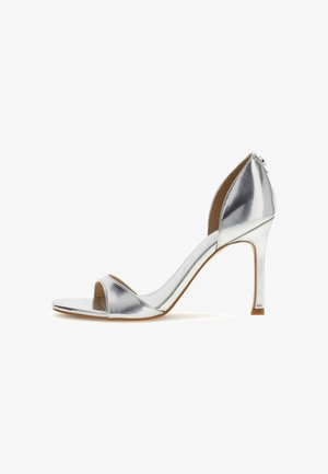 Silberne metallic High-Heel-Sandale mit offenem Zehenbereich, Knöchelriemen und schlankem Stilettoabsatz auf weißem Hintergrund.