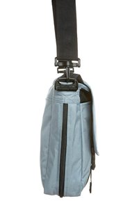 Bolsa de tela azul claro con forma rectangular, cremallera negra vertical y correa ajustable negra. Incluye un bolsillo lateral y un cierre de hardware.