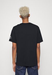 Levi's® SS RELAXED FIT TEE - T-shirt estampada - earth caviar