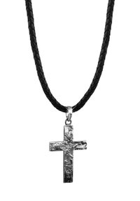 Ciondolo a croce in argento con superficie testurizzata su una collana in pelle intrecciata nera. La croce pende da un semplice anello circolare.