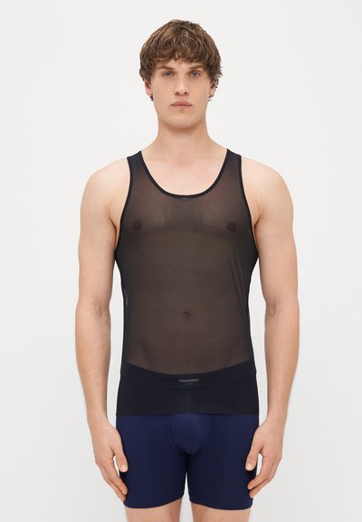Top de malla negro con escote redondo y tirantes anchos. Presenta una banda negra sólida en la parte inferior, usado sobre pantalones cortos azul marino.
