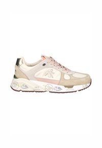 Beige und cremefarbene Sneaker aus einer Mischung aus Leder und Wildleder, mit metallischen Akzenten, pinken Details und einem gemusterten Sohlen.