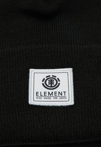 Berretto nero a maglia con risvolto, caratterizzato da un'etichetta rettangolare bianca. L'etichetta mostra "ELEMENT" e il logo degli elementi in nero.