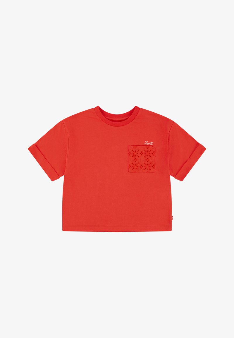 T-shirt vermelho de manga curta com decote redondo, apresentando um bolso texturizado com um padrão floral e um logótipo bordado no peito.