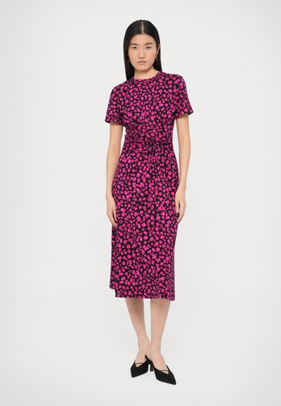 Dopasowana sukienka midi w różowy kwiatowy wzór na czarnym tle, z krótkimi rękawami, taliowana, z bocznym rozcięciem i gładką teksturą.