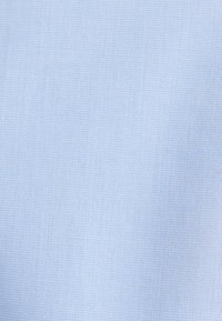 Tessuto azzurro chiaro con un motivo fine, tessuto fitto e sottili linee diagonali.