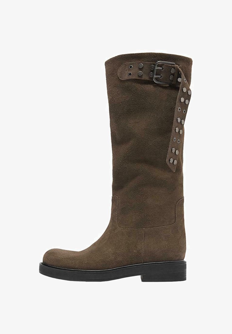 Hnedá semišová čižma do polovice lýtka s čiernou podrážkou a nízkym opätkom, s dekoratívnym remienkom s kovovými cvočkami a prackou blízko vrchu.