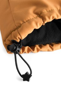Tissu orange avec une texture nervurée, présentant un intérieur noir, une fermeture à cordon de serrage et un détail en forme d'étoile au bord.