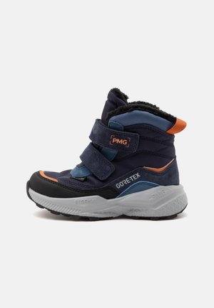 Botte d'hiver enfant bleu marine avec des accents orange, deux bandes velcro, logo GORE-TEX, et une semelle blanche épaisse avec relief.