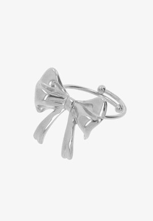 Anillo ajustable de tono plateado con diseño de lazo pulido con dos extremos de cinta puntiagudos y banda delgada con extremos en forma de bola.