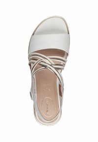 Witte open teen sandaal met gekruiste banden, gouden accenten en een soepele, platte inlegzool. Heeft een casual ontwerp dat geschikt is voor warm weer.