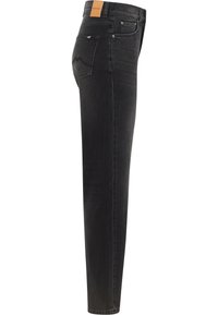 Czarne dżinsy denimowe o prostym kroju nogawki, z skórzaną łatą w pasie, metalowymi elementami i subtelnym przeszyciem kieszeni z tyłu.