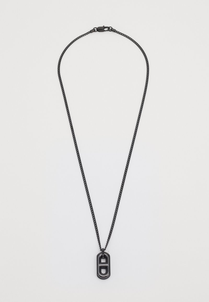 Colier din lant negru cu un pandantiv texturat in forma rectangulara si accente rotunjite, oferind un design minimalist.
