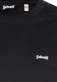 Czarna koszulka z krótkim rękawem, z prążkowanym okrągłym dekoltem i białym haftowanym logo "Schott NYC" na lewej piersi. Metka informuje o rozmiarze "L".