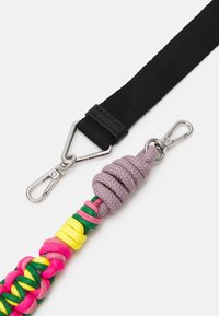 Barevný pletený vodítko s růžovou, zelenou a žlutou paracordem, se šedou uzlovou částí a černým popruhem se stříbrným kováním.