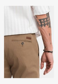 Nevybráno, dark beige