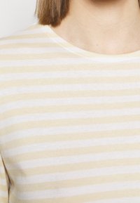 CLOSED Långärmad tröja - light yellow