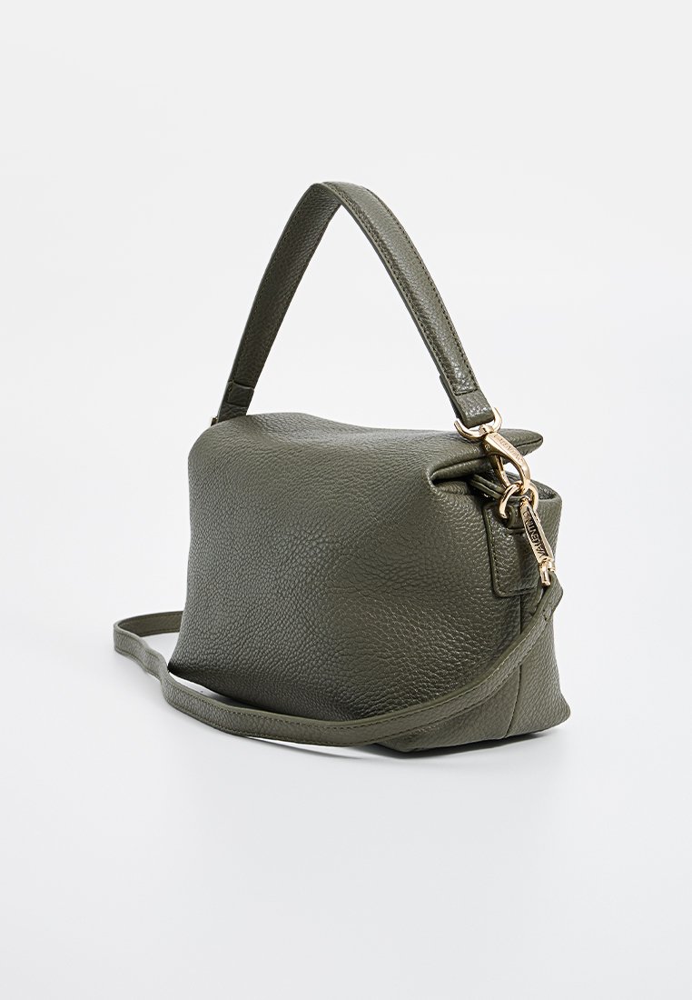 Sac à main en cuir vert olive avec surface texturée, anse courte et bandoulière réglable ; comporte une fermeture éclair et des accessoires en métal doré.