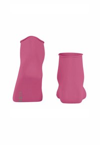 Różowe skarpetki ankle wykonane z rozciągliwego materiału. Bezszwowy design, prążkowana tekstura i zawinięty mankiet na górze. Jedna skarpetka z przodu, druga z tyłu.