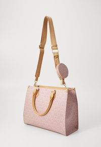 Ροζ τσάντα tote με υφή από τρίγωνα, που διαθέτει καφέ δερμάτινες λαβές και λεπτομέρειες. Περιλαμβάνει μια μικρή, στρογγυλή θήκη με φερμουάρ που είναι προσαρτημένη.