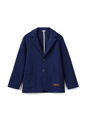 Blazer casual azul marino con dos bolsillos frontales, dos botones, cuello con solapa de muesca y un pequeño parche marrón en el bolsillo inferior derecho.