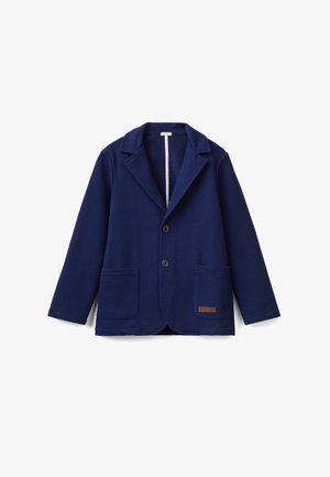 Blazer décontracté bleu marine avec deux poches avant, deux boutons, col à revers cranté et une petite écusson marron sur la poche inférieure droite.