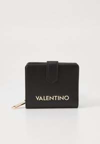 Portafoglio in pelle nera di forma rettangolare, con logo dorato "VALENTINO" e chiusura a scatto. Texture liscia con dettaglio zip.