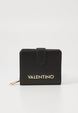 Portefeuille en cuir noir de forme rectangulaire, arborant un logo doré "VALENTINO" et une fermeture pression. Texture lisse avec un accent en zip.