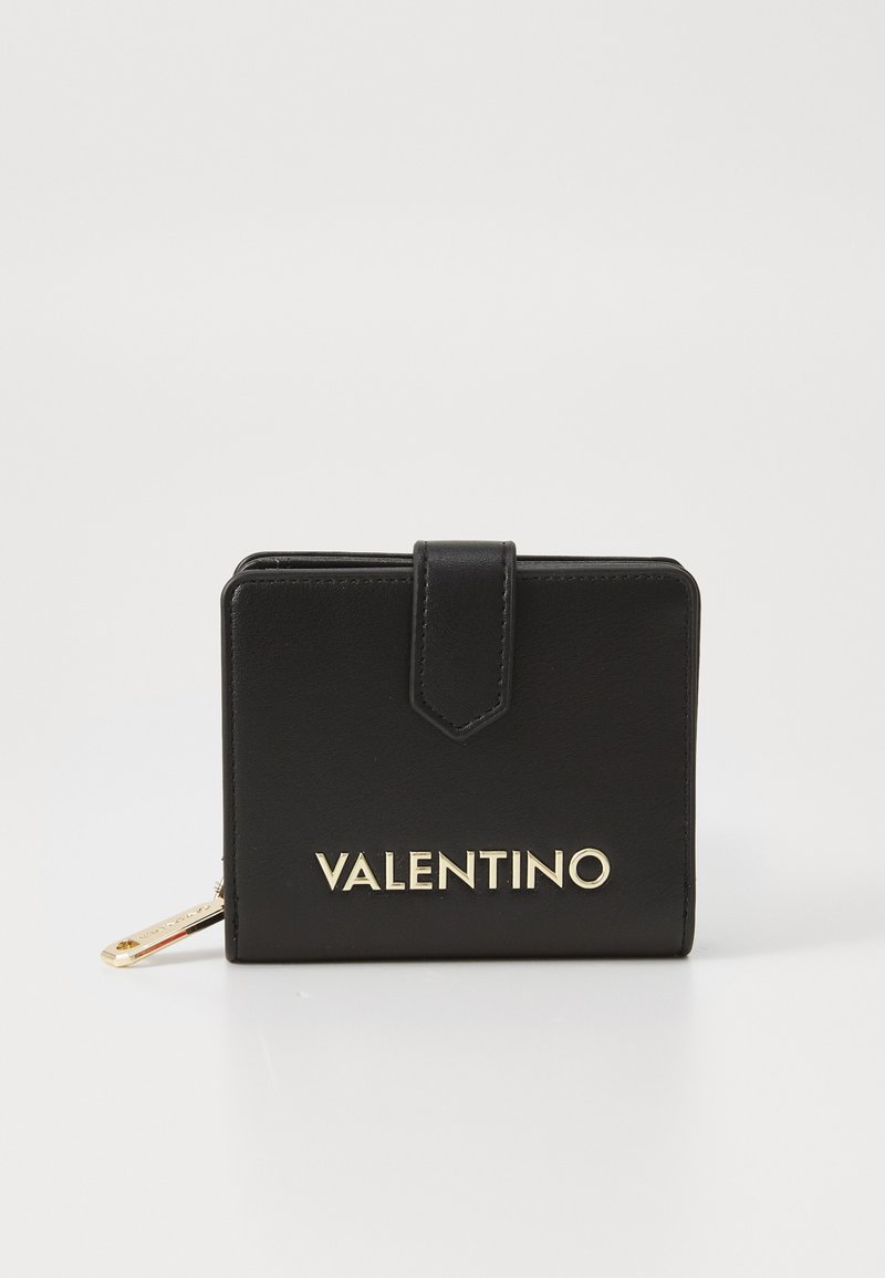 Portafoglio in pelle nera di forma rettangolare, con logo dorato "VALENTINO" e chiusura a scatto. Texture liscia con dettaglio zip.
