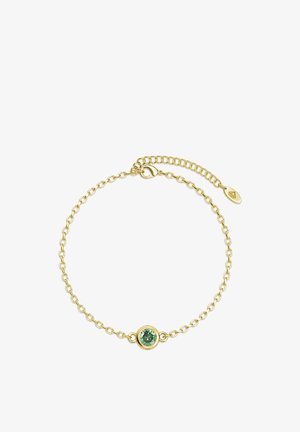 Bracciale a catena d'oro con un'impostazione a pietra preziosa verde rotonda, dotato di una delicata chiusura regolabile e un piccolo dettaglio con targhetta.