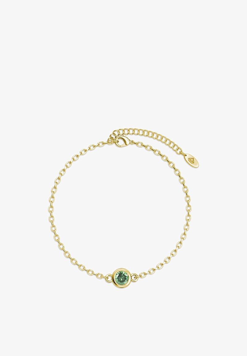Bracciale a catena d'oro con un'impostazione a pietra preziosa verde rotonda, dotato di una delicata chiusura regolabile e un piccolo dettaglio con targhetta.