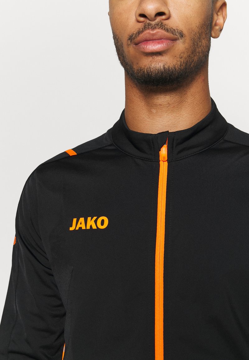 Herren Trainingsanzüge | JAKO CHALLENGE Trainingsjacke schwarz/neonorange/schwarz - XV62757 Herren Trainingsanzüge | JAKO CHALLENGE Trainingsjacke schwarz/neonorange/schwarz - XV62757