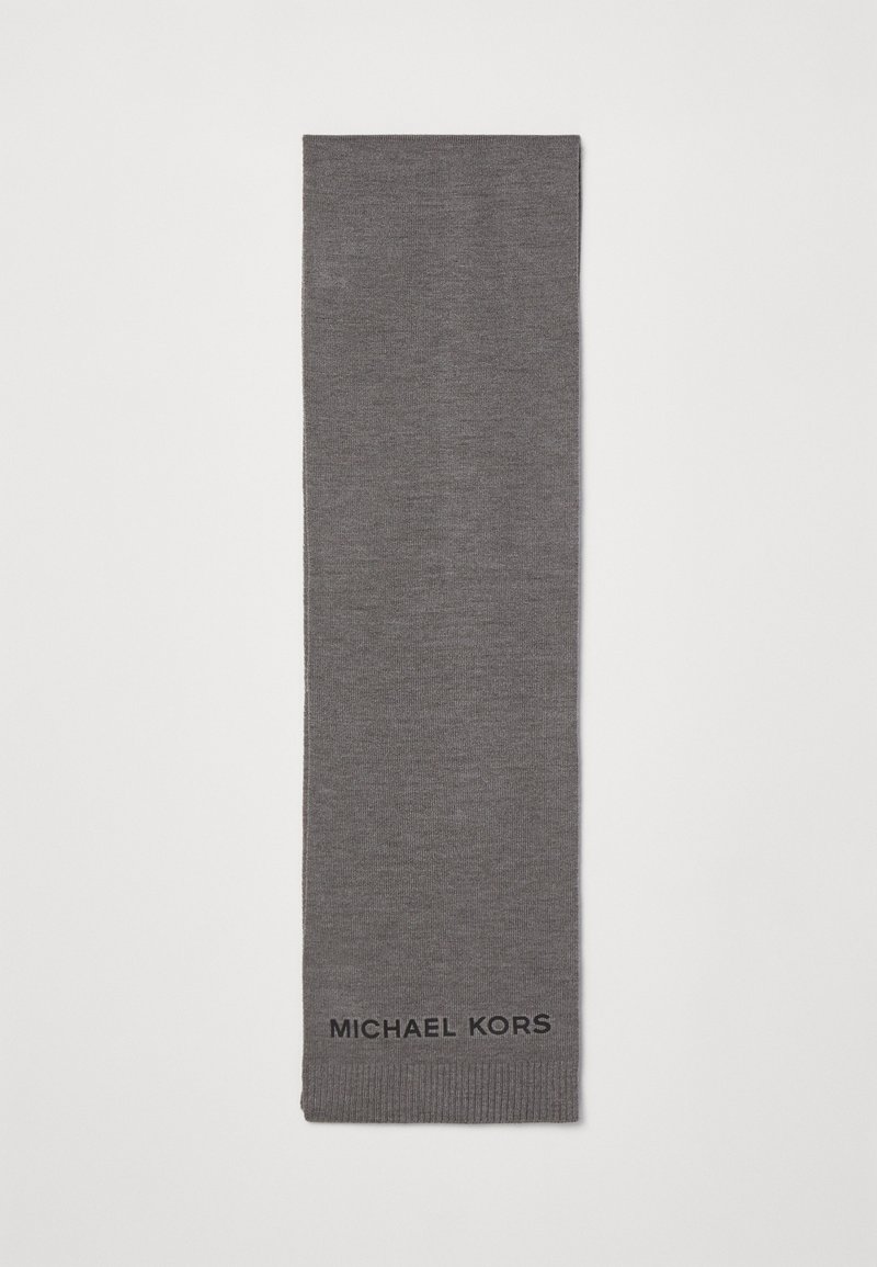 Écharpe en laine grise avec des extrémités côtelées, arbore le logo noir "MICHAEL KORS" à une extrémité. Design léger, long et rectangulaire, texture lisse.
