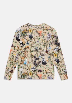 Beige Langarmshirt mit detaillierten Illustrationen verschiedener Wildtiere, Vögel und Pflanzen, die auf Baumästen angeordnet sind.