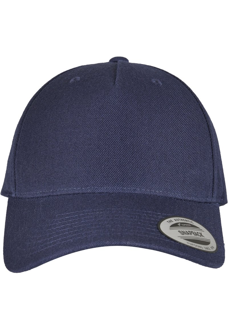 Sötétkék snapback sapka texturált anyagból, ívelt karimával és kerek logócímmel az oldalán. Egyszerű dizájn minta nélkül.