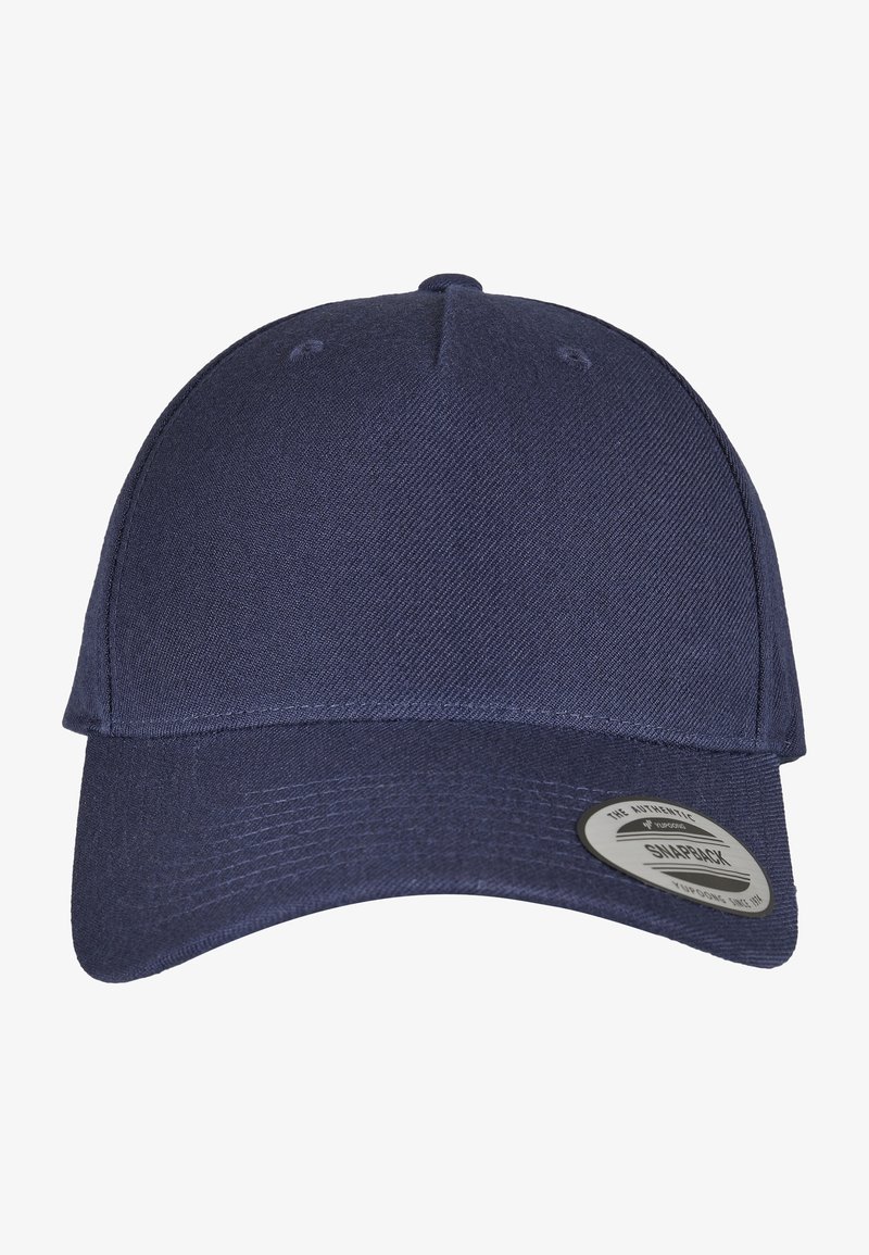 Căciulă snapback bleu marin, confecționată dintr-un material texturat, cu o visieră curbată și o etichetă rotundă cu logo pe lateral. Design simplu, fără modele.