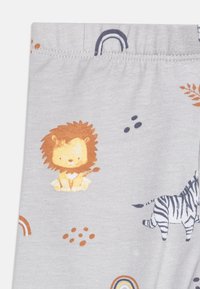 Grå bomulls leggings med en leken dyreprint, inkludert en løve og zebra, med oransje og blå aksenter og en myk, stretchy midje.
