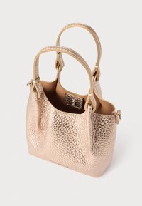 Metallist roosakuldne käekott tekstuurse välispinna, lühikeste sangade ja klõpskinnitusega. Sisevaates on hele vooder ja väike metalldetail.