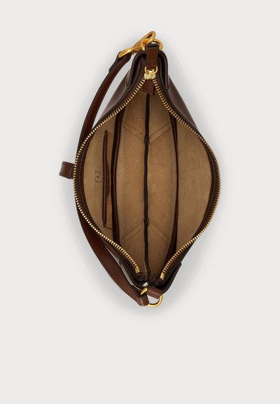 Καφέ δερμάτινη τσάντα χειρός με κλείσιμο με φερμουάρ, εσωτερικό σε μπεζ χρώμα, πολλούς διαμερίσματα και διακοσμητικά από χρυσό τόνο.