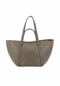 Sac fourre-tout en cuir taupe à grain, avec deux poignées supérieures, forme trapézoïdale structurée et logo doré discret près du centre de la base.