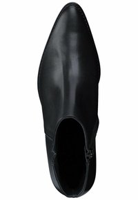 Černá kožená kotníková bota s špičatou špičkou, bočním zipem a hladkým povrchem. Obsahuje tóny šití a minimalistický design.