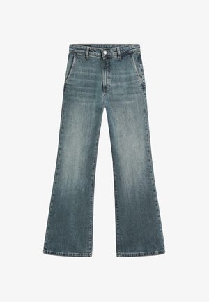 Szerokie spodnie dżinsowe wykonane z jasnoniebieskiego denimu z wyblakłym wykończeniem. Posiadają zapięcie na guziki, pięć kieszeni oraz standardowe szlufki na pasek.