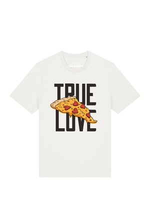 Weißes T-Shirt mit den Worten "TRUE LOVE" und einer Pizzascheibe mit herzförmiger Peperoni über dem Text.